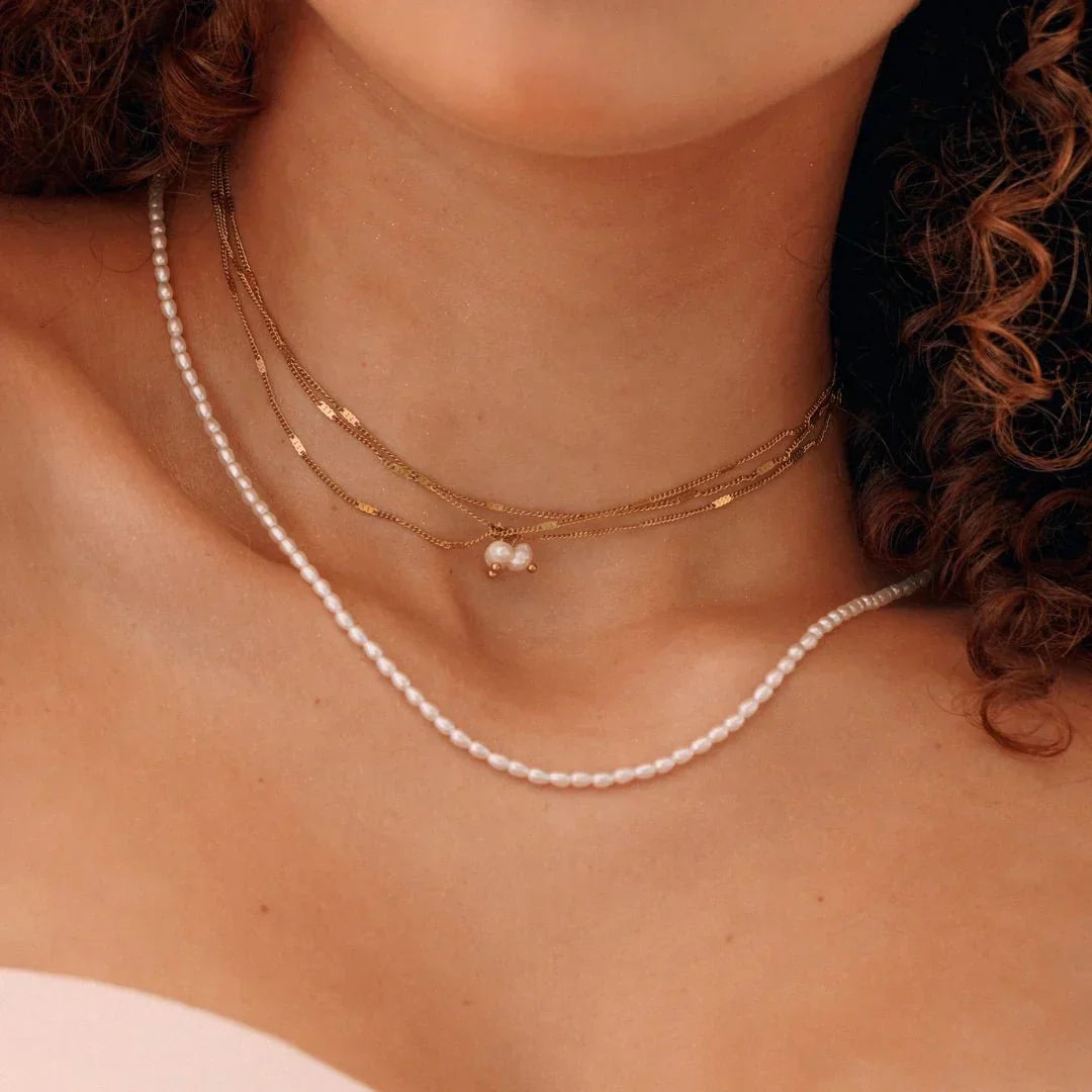 Collier ras-de-cou multirangs doré avec perles