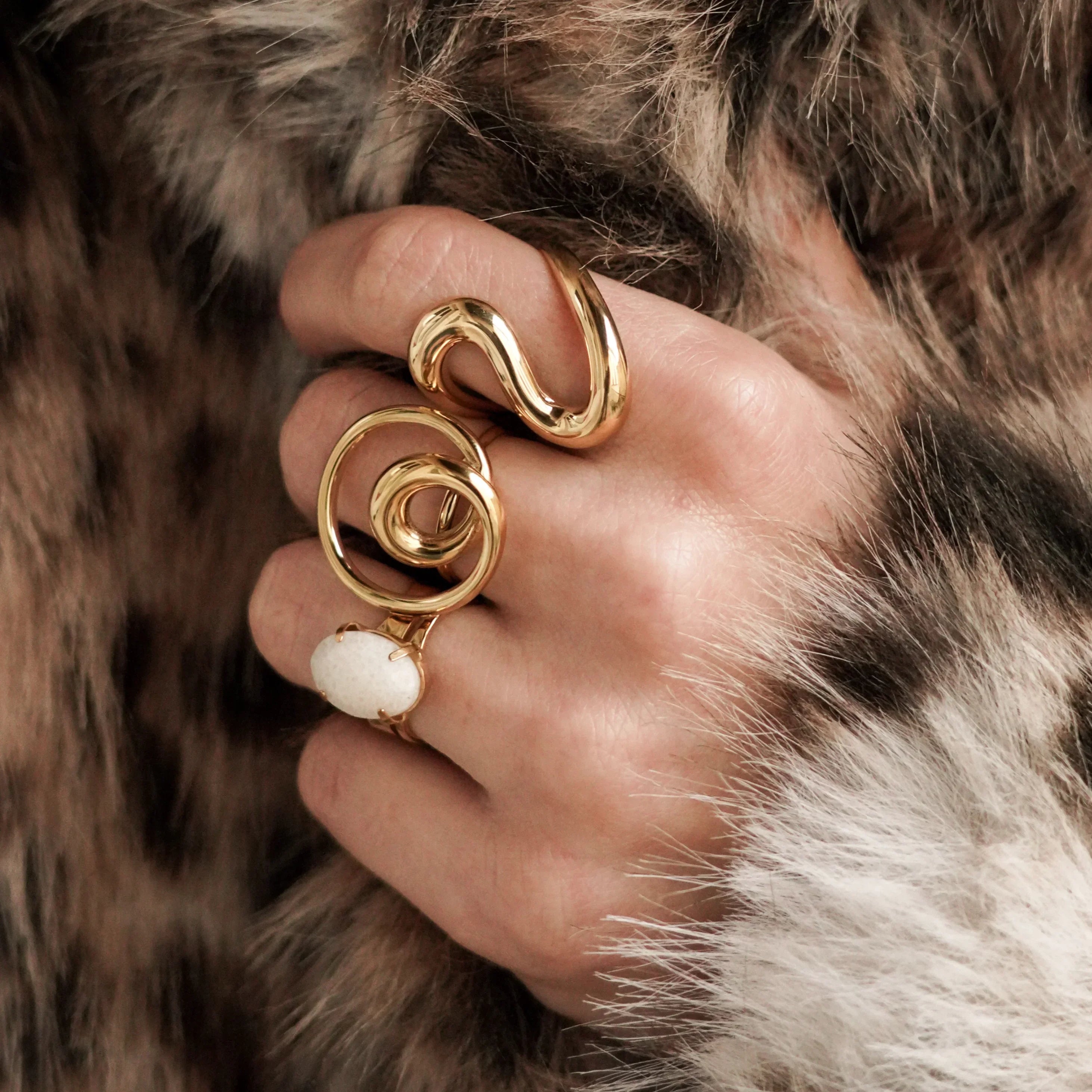 L'Art de l'Accumulation : Comment associer ses bijoux avec style ? - MAISON DE L'AMOUR