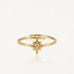 Bague ajustable en acier inoxydable doré. L'anneau martelé est orné d'une étoile rose des vents finement gravée.