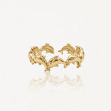 Bague en acier inoxydable doré, motif dauphins formant un cercle. Yeux des dauphins ornés de petits strass.
