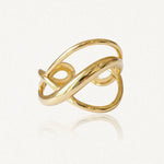 Bague en acier inoxydable doré, design ondulé avec des bandes entrelacées. Sa texture est lisse et très brillante. Hauteur