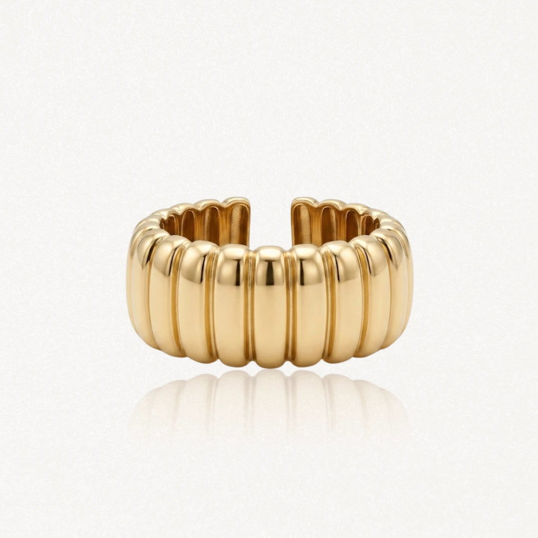 Bague ouverte en acier inoxydable doré, design cannelé épais, finition polie.