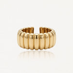 Bague ouverte en acier inoxydable doré, design cannelé épais, finition polie.