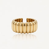 Bague ouverte en acier inoxydable doré, design cannelé épais, finition polie.