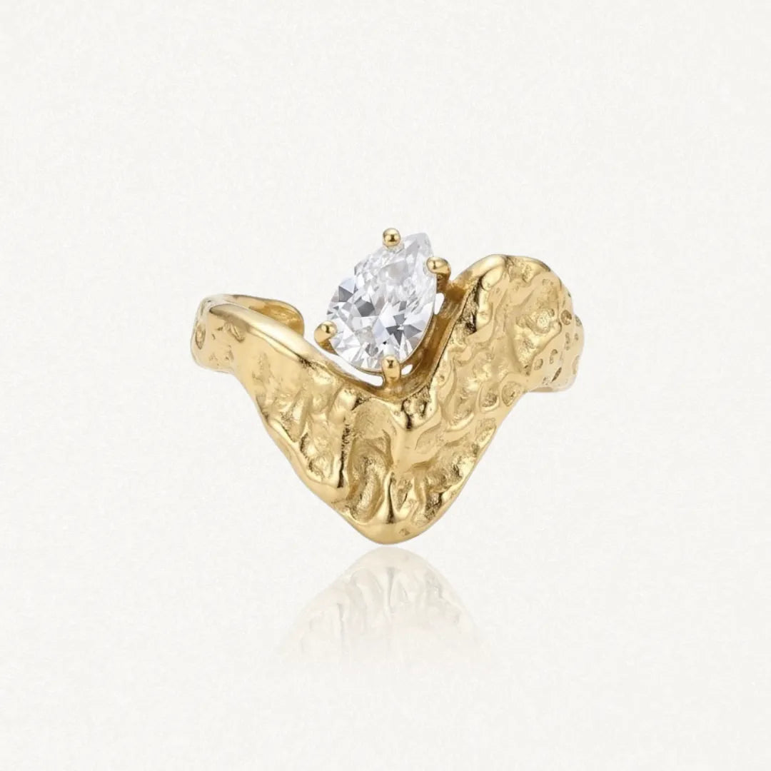 Bague Amalia en acier inoxydable doré avec une surface texturée irrégulière et un strass zircon blanc en forme de poire