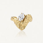 Bague Amalia en acier inoxydable doré avec une surface texturée irrégulière et un strass zircon blanc en forme de poire