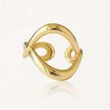 Bague en acier inoxydable doré, design ondulé lisse et brillant avec des boucles intérieures, hauteur 1,90 cm.