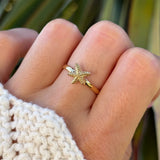Bague femme en acier inoxydable doré, avec motif étoile de mer texturée. Bijou marin tendance pour un look estival.