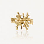 Bague en acier inoxydable dorée, motif abstrait organique aux formes irrégulières et ramifiées, design contemporain.