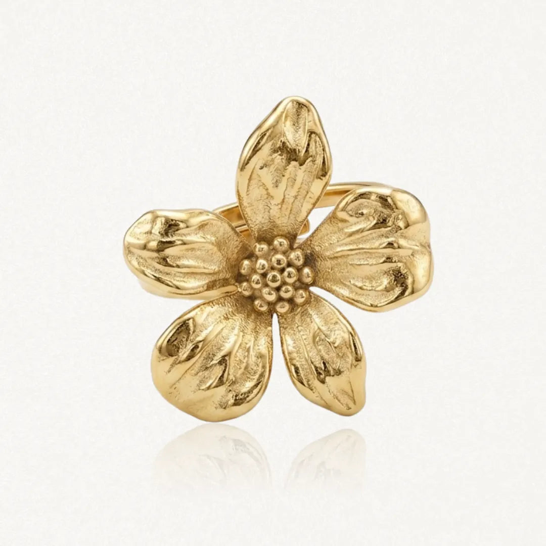 Bague fleur de cerisier en acier inoxydable doré, avec 5 pétales texturés et un coeur granuleux.
