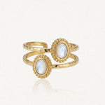 Bague ajustable en acier inoxydable doré, deux bandes texturées, sertie de deux ovales de nacre avec bordure perlée.