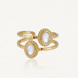 Bague ajustable en acier inoxydable doré, deux bandes texturées, sertie de deux ovales de nacre avec bordure perlée.