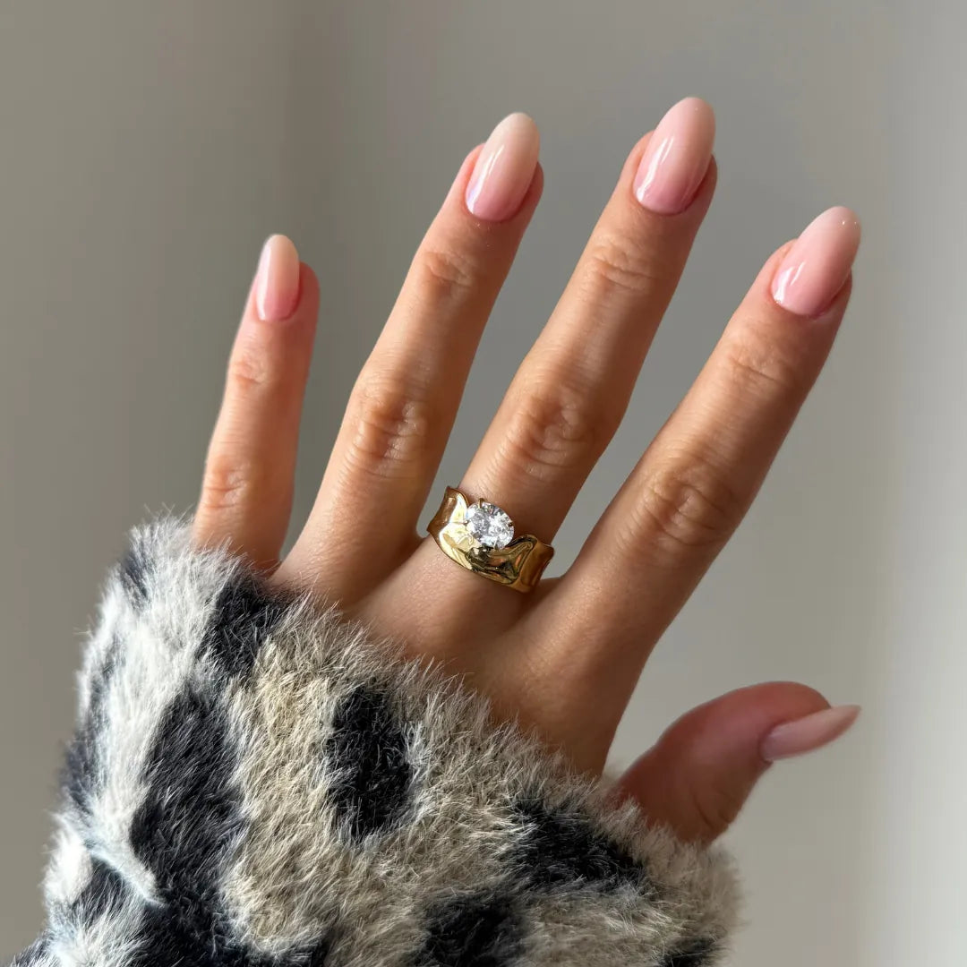 Bague chevalière organique martelée en acier inoxydable doré avec zirconium rond.