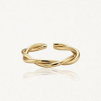 Bague ajustable en acier inoxydable doré, composée de doubles anneaux entrelacés.