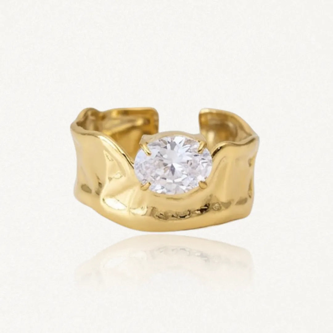 Bague chevalière organique martelée en acier inoxydable doré, ornée d'un Zirconium ovale.