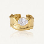 Bague chevalière organique martelée en acier inoxydable doré, ornée d'un Zirconium ovale.