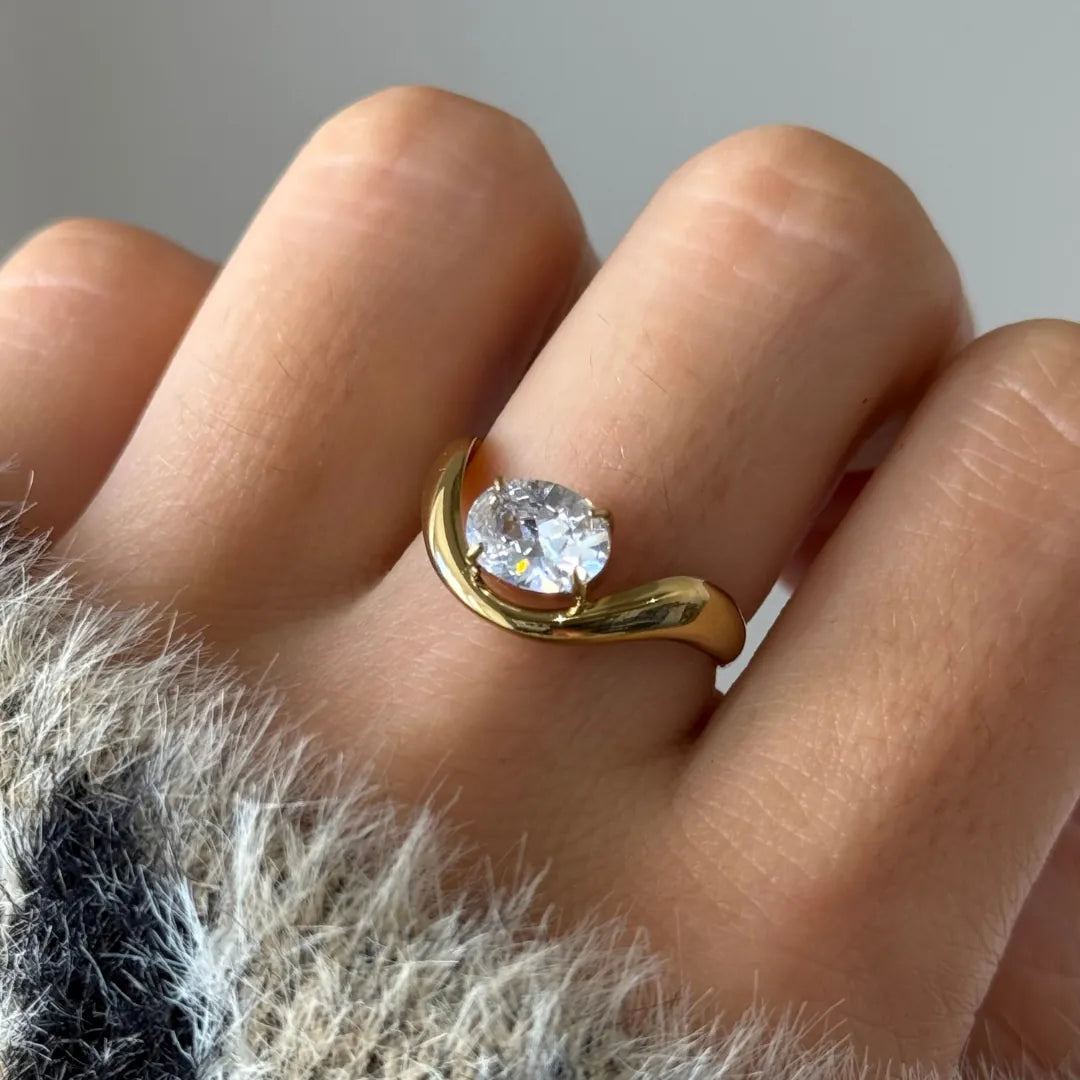 Bague chevron ouverte dorée avec pierre ronde en zirconium, en acier inoxydable doré.