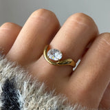 Bague chevron ouverte dorée avec pierre ronde en zirconium, en acier inoxydable doré.