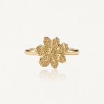 Bague en acier inoxydable doré. Motif de fleur texturée et granuleuse à six pétales, centre détaillé.