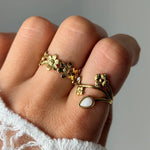 Bague ajustable en acier inoxydable doré, avec motifs de fleurs et pierre naturelle jade blanc. Une autre bague fleur dorée