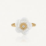 Bague fleur en nacre, centre zirconium. Anneau texturé en acier inoxydable doré.