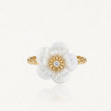 Bague fleur en nacre, centre zirconium. Anneau texturé en acier inoxydable doré.