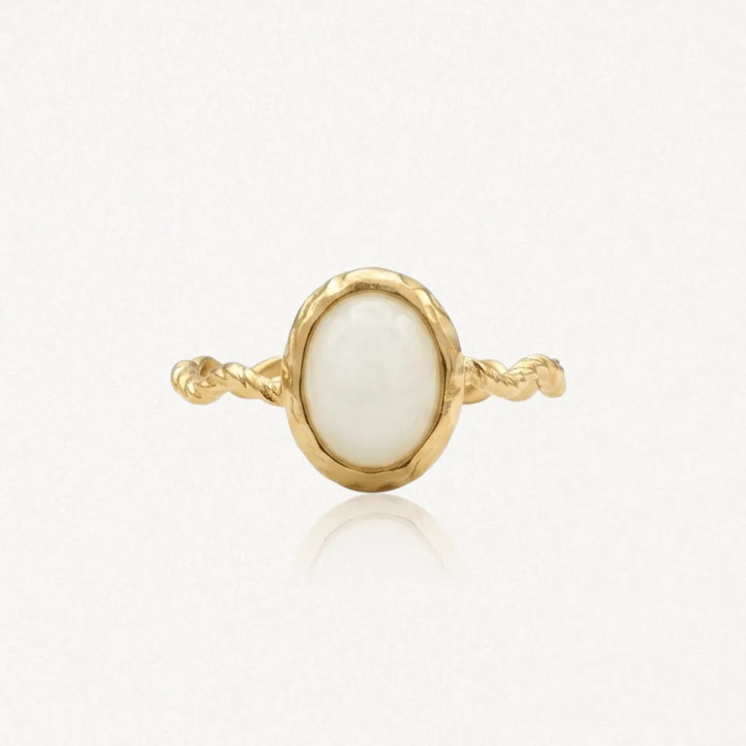 Bague en acier inoxydable doré, anneau torsadé et serti texturé d'une pierre naturelle de Jade Blanc ovale.