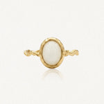 Bague en acier inoxydable doré, anneau torsadé et serti texturé d'une pierre naturelle de Jade Blanc ovale.