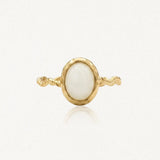 Bague en acier inoxydable doré, anneau torsadé et serti texturé d'une pierre naturelle de Jade Blanc ovale.