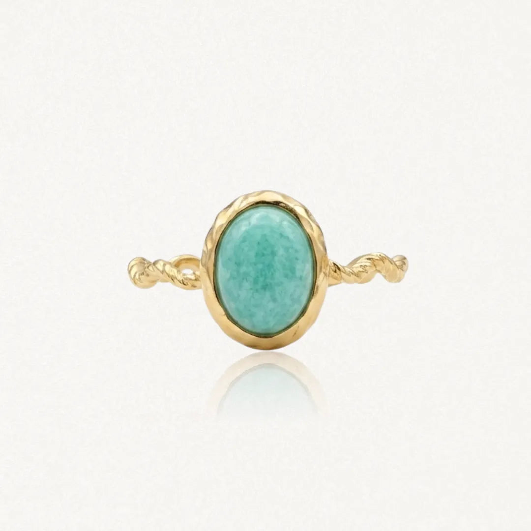 Bague en acier inoxydable doré avec anneau torsadé. Le sertissage martelé entoure une pierre naturelle d'amazonite ovale