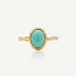 Bague en acier inoxydable doré avec anneau torsadé. Le sertissage martelé entoure une pierre naturelle d'amazonite ovale