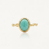 Bague en acier inoxydable doré avec anneau torsadé. Le sertissage martelé entoure une pierre naturelle d'amazonite ovale