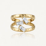 Bague double anneau en acier inoxydable doré martelé, ornée de trois pierres baguette en Zirconium entre les deux bandes.