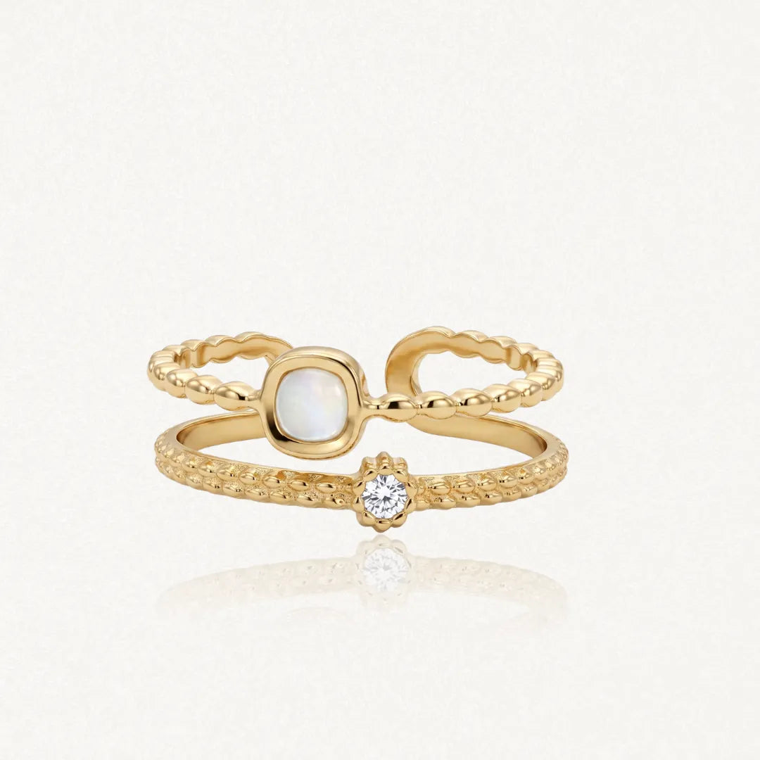 Bague ajustable en acier inoxydable doré, double anneau. Un est perlé avec nacre carrée, l'autre texturé avec petite pierre