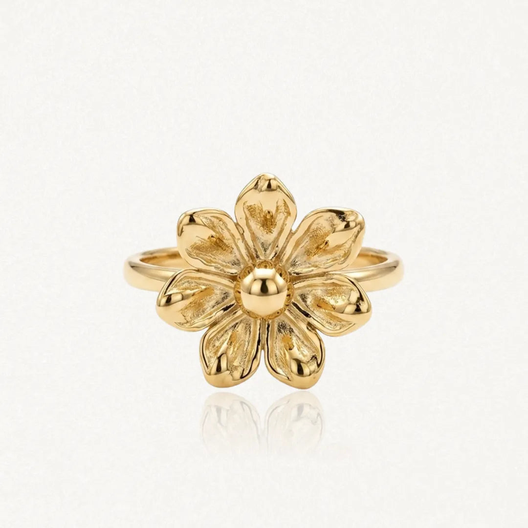 Bague en acier inoxydable doré. Anneau fin et fleur délicate à l'effet légèrement martelé.