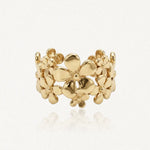 Bague ajustable en acier inoxydable doré, ornée de fleurs brillantes de différentes tailles accolées.