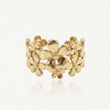 Bague ajustable en acier inoxydable doré, ornée de fleurs brillantes de différentes tailles accolées.