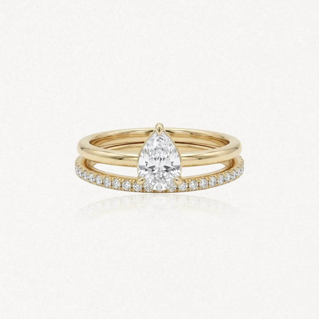 Bague Elizabeth en acier inoxydable doré composée d'un anneau lisse et d'un anneau pavé avec une pierre en forme de poire