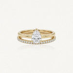 Bague Elizabeth en acier inoxydable doré composée d'un anneau lisse et d'un anneau pavé avec une pierre en forme de poire