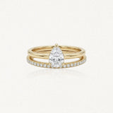 Bague Elizabeth en acier inoxydable doré composée d'un anneau lisse et d'un anneau pavé avec une pierre en forme de poire