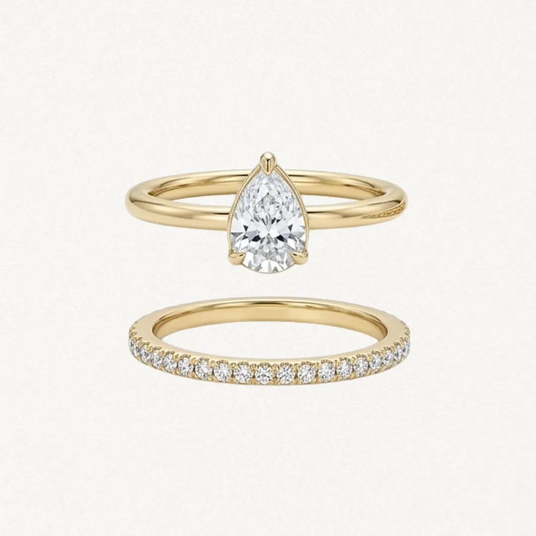 Bague Elizabeth en acier inoxydable doré avec une pierre centrale en forme de poire et un anneau pavé de strass