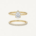 Bague Elizabeth en acier inoxydable doré avec une pierre centrale en forme de poire et un anneau pavé de strass