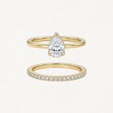 Bague Elizabeth en acier inoxydable doré avec une pierre centrale en forme de poire et un anneau pavé de strass