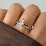 Bague Elizabeth en acier inoxydable doré avec un strass en zirconium en forme de poire et un anneau fin pavé