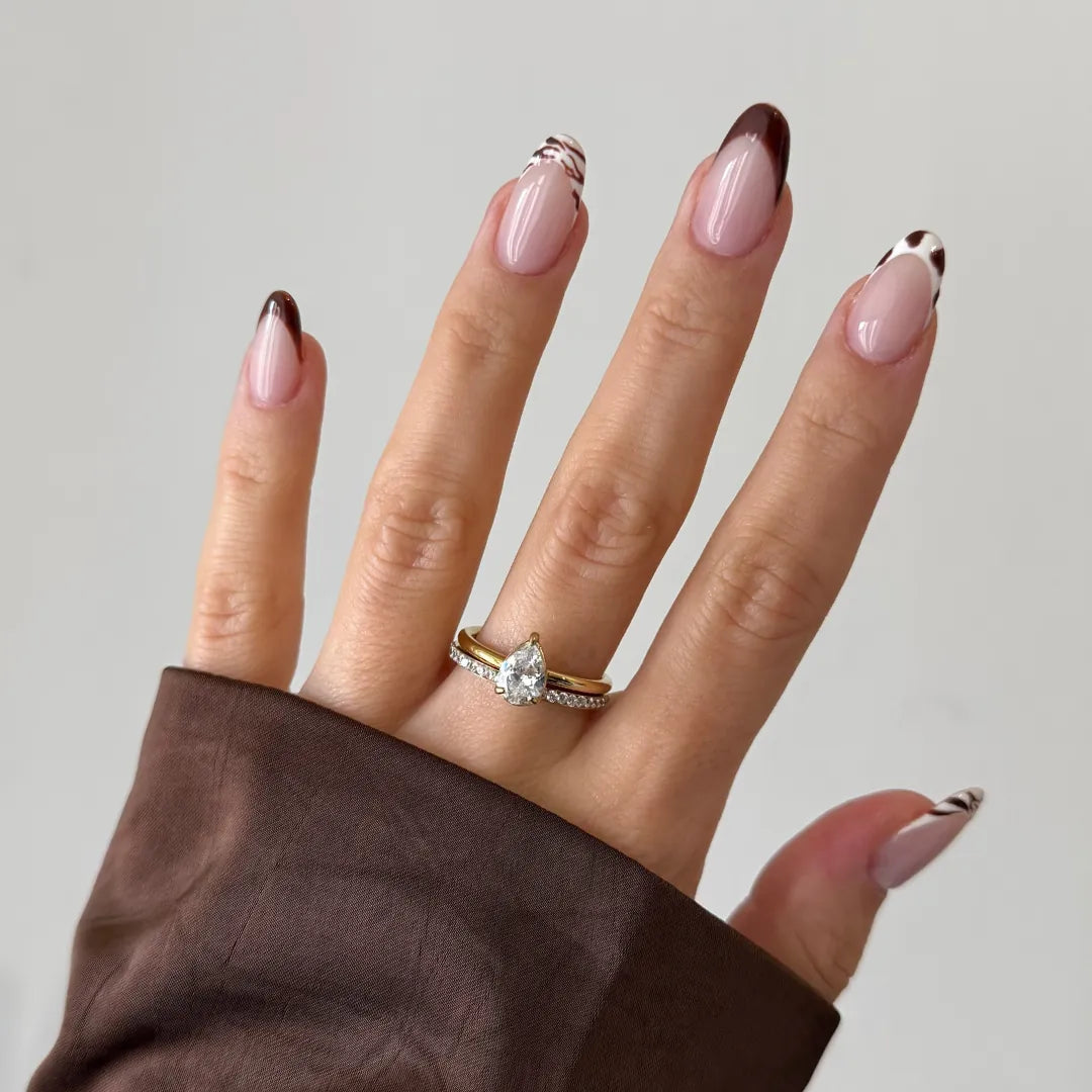 Bague Elizabeth en acier inoxydable doré avec un strass en zirconium en forme de poire et un anneau fin pavé
