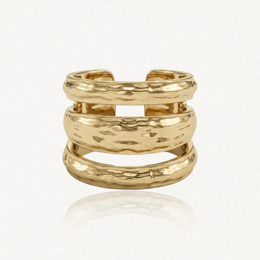 Bague ajustable en acier inoxydable doré, texturée martelée, à trois bandes.