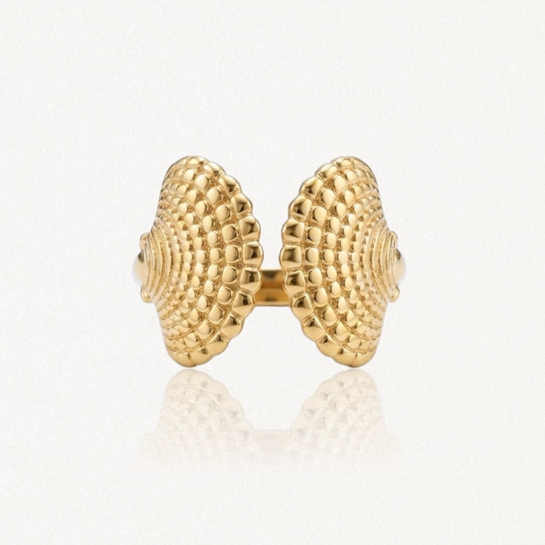Bague ouverte en acier inoxydable finition or, avec un double motif écailles stylisé et texturé.