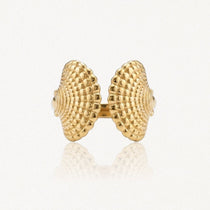 Bague ouverte en acier inoxydable finition or, avec un double motif écailles stylisé et texturé.