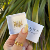 Bague en acier inoxydable doré motif étoiles de mer ajouré au pouce, et deux bagues étoiles (une pavée) en coffret.