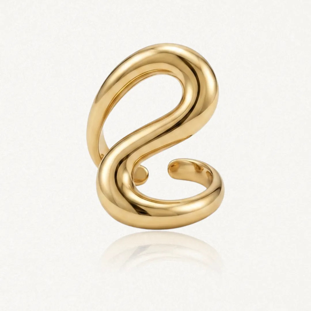 Bague en acier inoxydable doré, au design sculptural brillant avec des lignes fluides et ondulées.